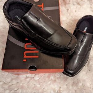 Boys size 3 Black dress shoes